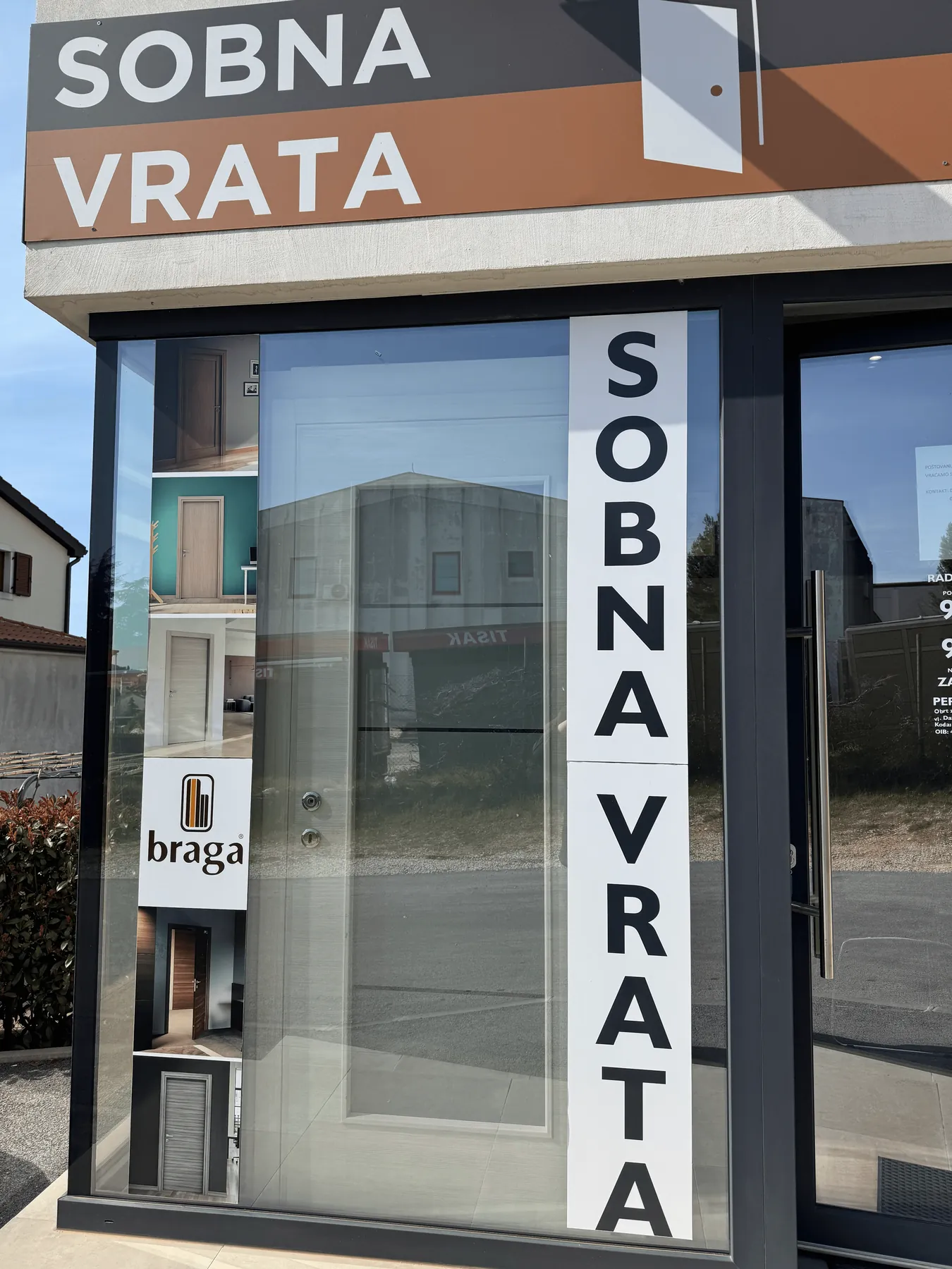 Ulaz u salon Sobna Vrata Perfect Doors u Poreču s natpisom Sobna vrata